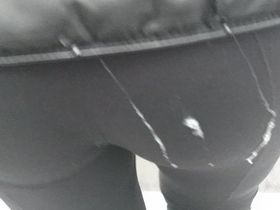 Парень шел позади телки и накончал на ее крутую жопу прямо на улице