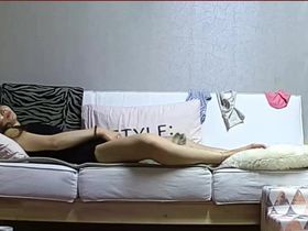 Казашка лежит на диване и мастурбирует не обращая внимания ни на что