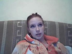 Скрытая камера засняла одну русскую студентку в трусиках на диване