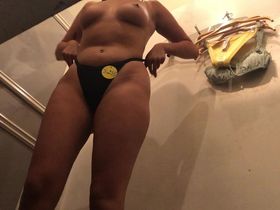 Красивая женщина с большими сиськами в раздевалке меряет купальник не подозревая о камере