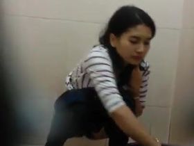 Красивая девушка попалась на скрытую камеру в туалете универа