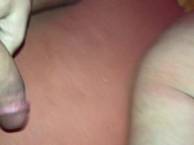 Чувак снимает на камеру как дрочит на телку и кончает в очко