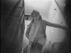 Эта камера смогла засечь как женщина дрочит втуалетной кабинке