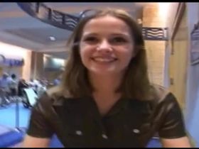 Чувак долго брал интервью у девушки, которая забыла надеть трусики