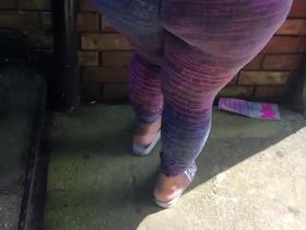 Огромная жирная задница попалась парню на камеру в узких леггинсах