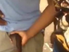 Негритянка меряет большой черный член и дрочит прямо на улице