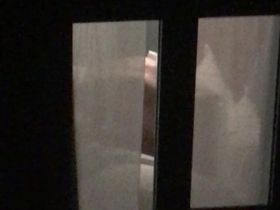 Чувак подглядывая в окно заснял как девушка делает сочный минет