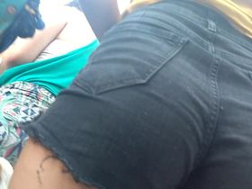 Студентка в коротких шортиках идет по универу не подозревая о тайной съемке