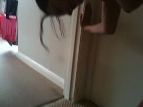 Чувак забавно ебет телку в коридоре общаги и снимает на камеру