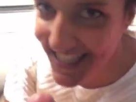 Девушка делает минет парню в поезде пока тот снимает на камеру