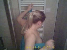 Красивая девушка со светлыми волосами попалась на камеру в ванной комнате голой