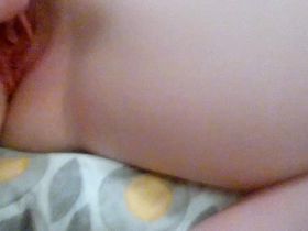 парень дрочит клитор своей девушке и снимает на камеру пока та спит