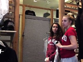 Несколько красивых попок попались на камеру чуваку в магазине одежды