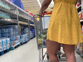 Девушка в желтом коротком платье прогуливаясь по рядам не стала главной героиней одного короткого фильма про ее попку