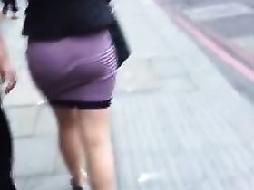 Прогуливаясь по городу парень заснял на камеру несколько клевых жоп в юбках