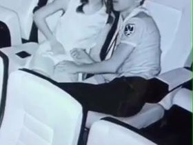 Студенты в кинотеатре дрочат друг дружку  не зная о камере неподалеку