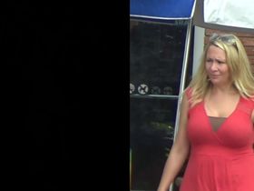 Стоя на парковке, мужик смог заснять несколько неплохих задниц в узких леггинсах