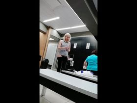 В раздевалке спортзала, девушка попалась на камеру обнаженной пока переодевалась