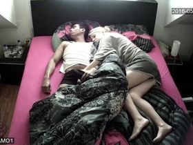 Парочка лежит на кровати и мастурбирует друг другу