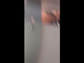 Мужик посмотрев под стол заметил телку без трусов и принялся снимать ее на камеру