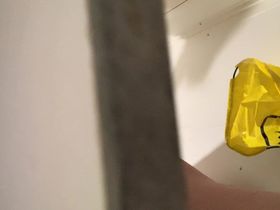 В общественной душевой кабинке девушка с бритой пизденкой попалась на камеру