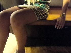 Чувак пытался заснять на камеру одну телку под юбкой