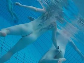 Несколько голеньких попкой телок попались на камеру в бассейне