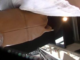 Девушка в ресторане попалась на камеру показав свои трусики