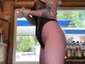 Девушка с большими сиськами и классной жопой снимает на камеру свое обнаженное тело в отеле