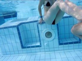 Одна молодая парочка попалась на камеру в бассейне под водой во время мастурбации