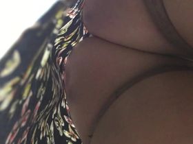 Мужик снимает на камеру старую бабку в коротком платье в магазине