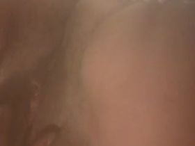 Жирная телка снимает на камеру как мастурбирует пизду сидя на корточках