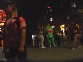 Парень на камеру заснял парочку классных телок на вечеринке