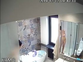 Скрытая камера в душевой засняла одну красивую девушку с бритой вагиной и большими сиськами