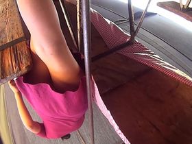 Под юбкой у телки оказались забавные трусики когда парень снимал ее на камеру