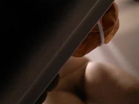 Скрытая камера в женской раздевалке засняла одну женщину обнаженной