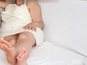 Девушка без трусиков случайно показала перед скрытой камерой белую попу