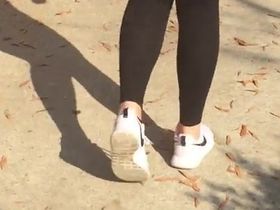 Учитель на улице снял скрытой камерой тугую жопу студентки в лосинах