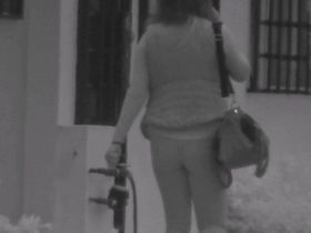 Мужик с помощью инфракрасной камеры снимает на улице стринги жены соседа