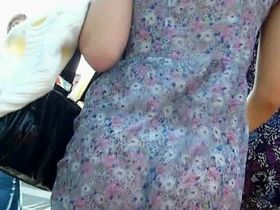 Парень на улице снимает скрытой камерой под платьями двух няшных тёлок