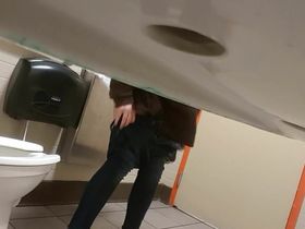 Писсинг молоденькой официантки в туалете кафе снятый скрытой камерой