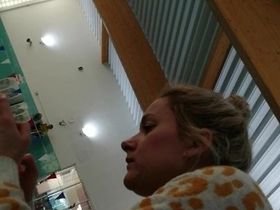 Съёмка в бассейне круглой жопы тёлки в облегающих джинсах