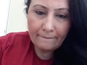 Жирная баба показывает перед вебкой свои большие сисяндры