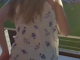 Парень на стадионе снимает под короткими шортами сексапильной девки