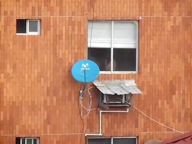 Голая тёлка расчёсывается у окна и показывает большие сиськи незнакомому парню