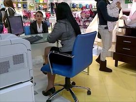 Мужик снимает стройные ножки сидящей за столом длинноволосой брюнетки