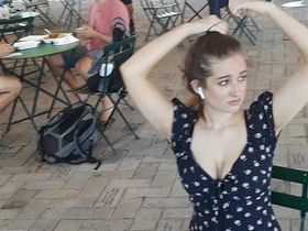 Мужик снимает в уличном кафе большие дойки симпатичной девушки