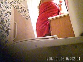 Брат с помощью скрытой камеры снял в ванной большие титьки и попу пышки сестры