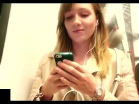 Мужик в вагоне метро показал красивой тёлке член и заснял её реакцию