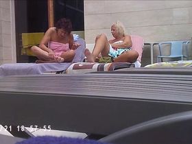 Пацан подглядывает у бассейна за зрелыми женщинами и снимает их киски